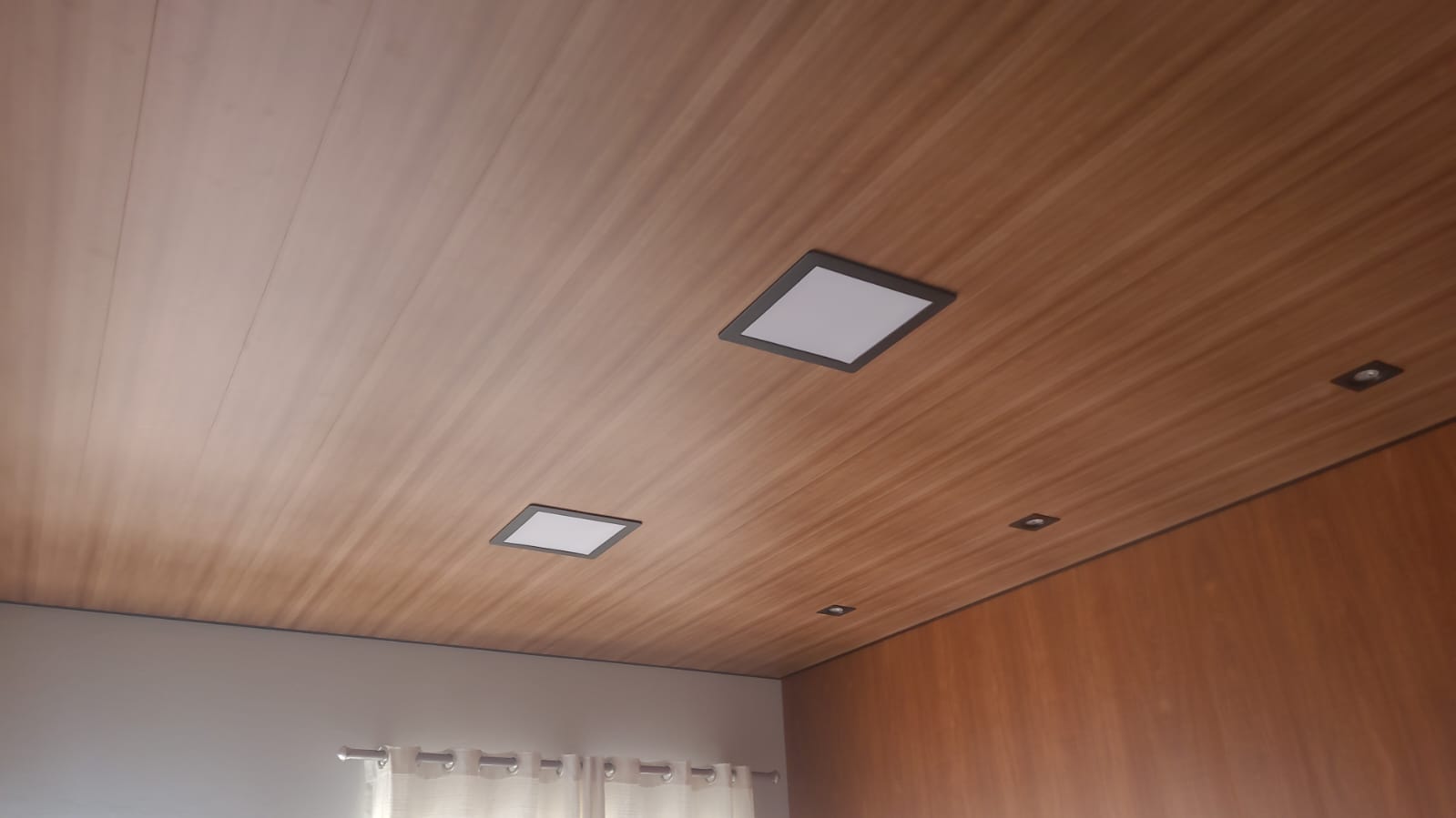 Forro madeirado com luminárias de embutir quadradas