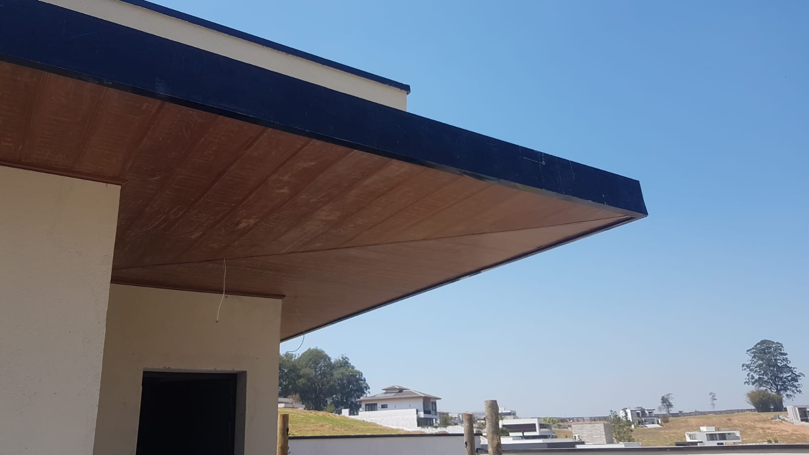 Beiral externo com forro de PVC amadeirado