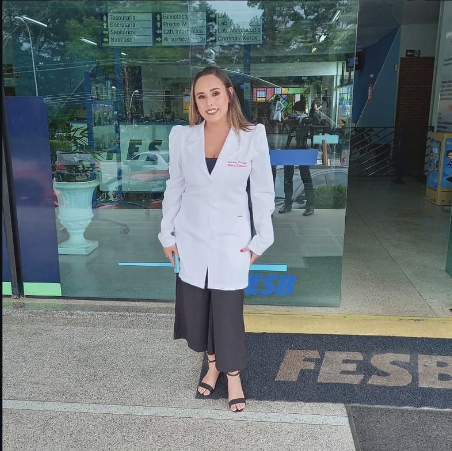 Dra. Bia, formada em Medicina Veterinária pela FESB